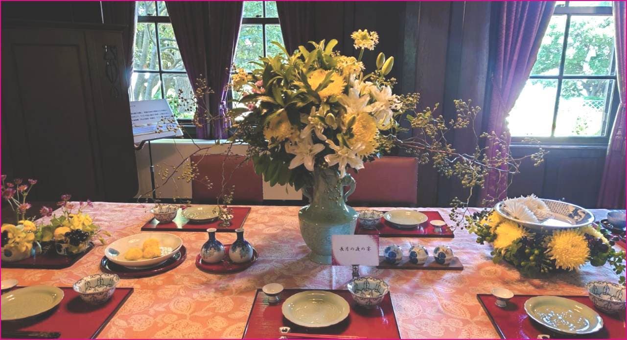 山手234番館のフラワーアレンジ、5月人形、季節のお花